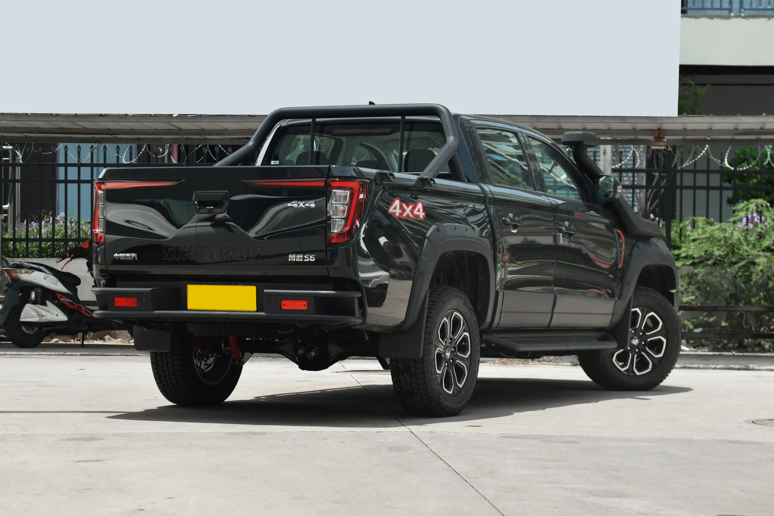 BOLDEN S6 Rear Three-Quarter View - Stylish SUV Design